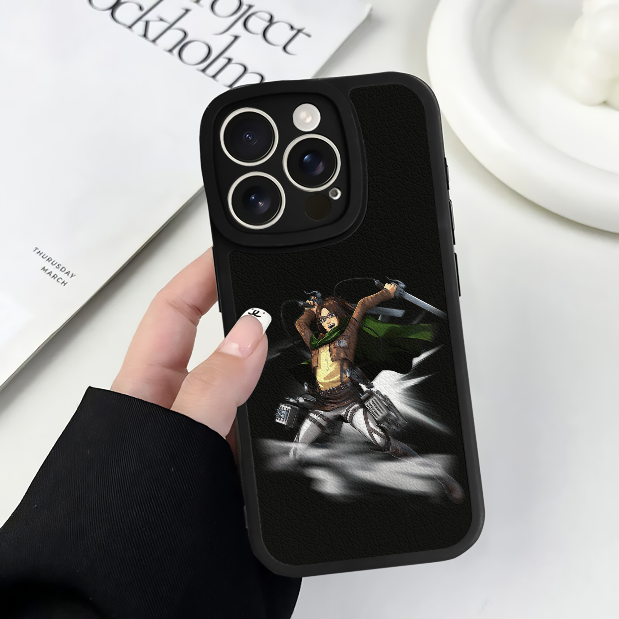 （画像用） 進撃の巨人 ハンジ·ゾエ Attack on Titan Hanji Zoe 【iPhone 16シリーズ対応】シリコンスマホケース（レザー調） 材質：シリコン